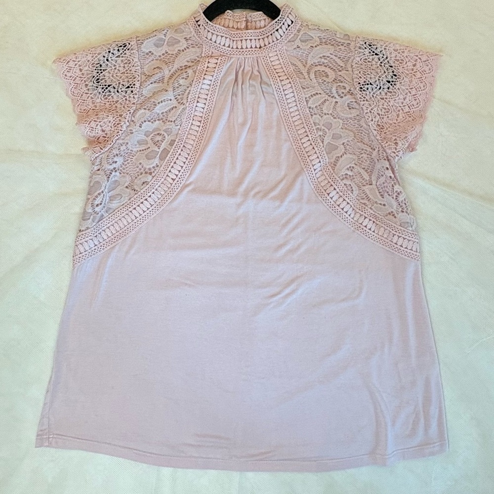 ❤️‍🔥3/$20 Cable & Gauge Light Pink Lace Blouse❤️‍🔥